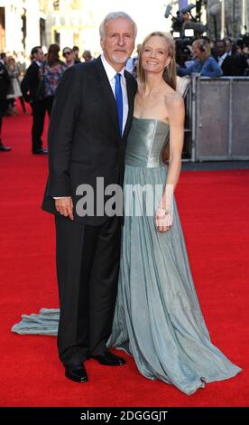 James Cameron und Suzy Amis Cameron nehmen an der Weltpremiere von Titanic in 3D, der Royal Albert Hall, London, Teil. Stockfoto