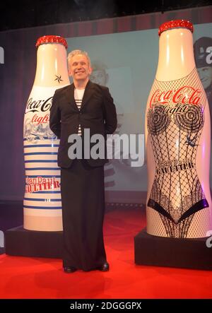 Coca-Cola light, Diet Coke und Jean Paul Gaultier veranstalten die Launch Party für ihre limitierte Flaschensammlung im Le Trianon in Paris. Die Night & Day Bottle Kollektion ist inspiriert von den ikonischen Catwalk Kollektionen des Designers, die das Korsett und ein nautisches Streifenmotiv verwenden. Die Flaschen werden nächste Woche in ganz Europa verkauft. Stockfoto