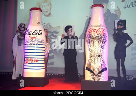 Coca-Cola light, Diet Coke und Jean Paul Gaultier veranstalten die Launch Party für ihre limitierte Flaschensammlung im Le Trianon in Paris. Die Night & Day Bottle Kollektion ist inspiriert von den ikonischen Catwalk Kollektionen des Designers, die das Korsett und ein nautisches Streifenmotiv verwenden. Die Flaschen werden nächste Woche in ganz Europa verkauft. Stockfoto