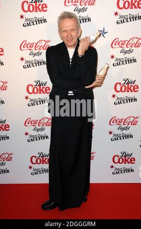 Coca-Cola light, Diet Coke und Jean Paul Gaultier veranstalten die Launch Party für ihre limitierte Flaschensammlung im Le Trianon in Paris. Die Night & Day Bottle Kollektion ist inspiriert von den ikonischen Catwalk Kollektionen des Designers, die das Korsett und ein nautisches Streifenmotiv verwenden. Die Flaschen werden nächste Woche in ganz Europa verkauft. Stockfoto