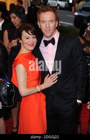 Damian Lewis und seine Frau, die am Costume Institute Benefit ankamen, fanden im Metropolitan Museum of Art statt, um die Eröffnung von Schiaparelli und Prada, Impossible Conversations, New York zu feiern. Stockfoto