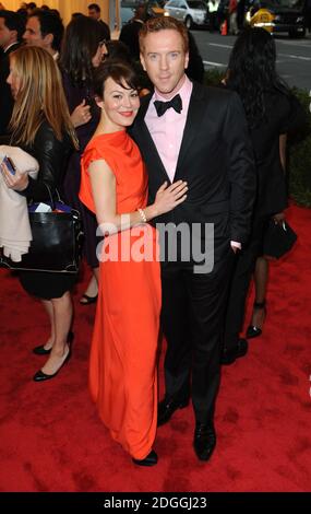 Damian Lewis und seine Frau, die am Costume Institute Benefit ankamen, fanden im Metropolitan Museum of Art statt, um die Eröffnung von Schiaparelli und Prada, Impossible Conversations, New York zu feiern. Stockfoto