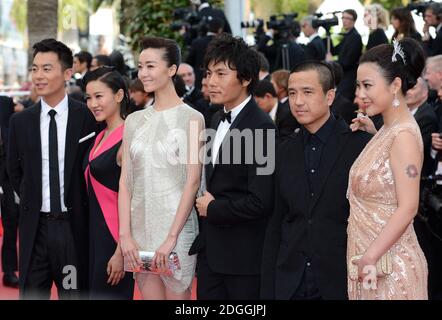 Die Schauspieler Zhu Yawen, Chang Fangyuan, Qi Xi, Qin Hao, der Regisseur Ye Lou und die Schauspielerin Hao Lei bei der Gala-Vorführung von De Rouille et D'os im Palais De Festival. Teil der 65. Filmfestspiele von Cannes. Stockfoto