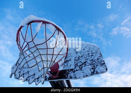 Basketballkorb, auf dem es schneite Stockfoto