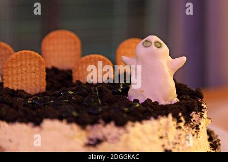 halloween Kuchen mit Geist und Grabsteinen Stockfoto