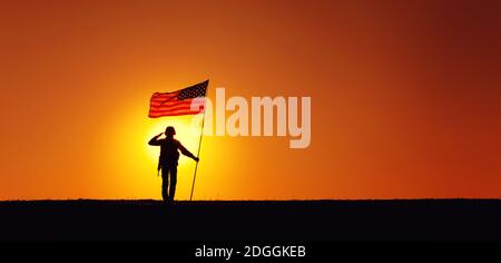 Silhouette der USA Streitkräfte Soldat, Armee Infanterist oder Marine Corps Kämpfer grüßen, während mit winkender Nationalflagge auf Sonnenuntergang Hintergrund stehen. Militärischer Sieg und Ruhm, gefallene Erinnerung Stockfoto