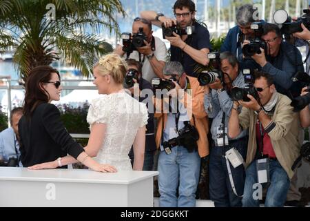 Kristen Stewart und Kirsten Dunst beim Fotocall für unterwegs im Palais de Festival. Teil der 65. Filmfestspiele von Cannes. Stockfoto