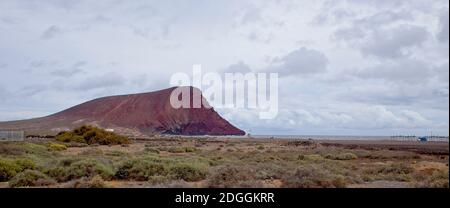 Der prominente erloschene Vulkan von Roja Montana, (Special Nature Reserve Red Mountain), Teneriffa, Kanarische Inseln, Spanien. Stockfoto