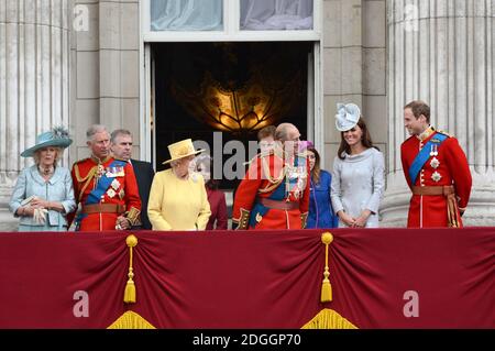 (Von links nach rechts) Camilla Herzogin von Cornwall, Prinz Charles Herzog von Cornwall, Prinz Andrew, Königin Elizabeth, Prinzessin Eugenie, Prinz Philip Herzog von Edinburgh, Prinz Harry, Catherine Herzogin von Cambridge, Prinzessin Beatrice und Prinz William Duke von Cambridge beobachten einen Flug der Royal Air Force mit ihrer Familie vom Balkon des Buckingham Palace nach dem Trooping the Color bei der Horse Guards Parade in London Stockfoto