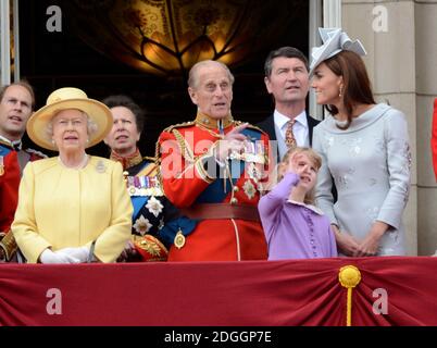 (Von links nach rechts) Prinz Edward, Königin Elizabeth, Prinzessin Anne, Prinz Philip Herzog von Cambridge, Timothy Laurence, Lady Louise Windsor und Catherine Duchess of Cambridge beobachten einen Flug der Royal Air Force mit ihrer Familie vom Balkon des Buckingham Palace nach dem Trooping the Color bei der Horse Guards Parade in London Stockfoto