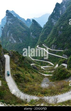 Eine Luftaufnahme der Straße schlängelt sich seinen Weg entlang des Berges und zwischen dem Wald, Zhangjiajie Stadt, Zentralchina¯s Huanan Provinz, 3. November 2020. ** Stockfoto