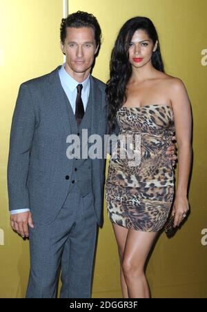 Matthew McConaughey und Frau Camila Alves bei der Ankunft im Magic Mike Screening, The Mayfair Hotel, London. Stockfoto