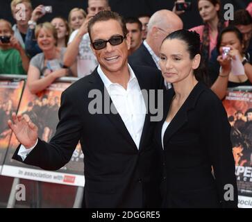 Jean-Claude Van Damme und seine Frau kommen bei der UK Premiere von The Expendables 2, gesponsert von Netflix, im Empire Cinema, Leicester Square, London an. Stockfoto