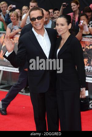 Gladys Portugues und Jean-Claude Van Damme bei der UK Premiere von The Expendables 2, gesponsert von Netflix, im Empire Cinema, Leicester Square, London. Stockfoto