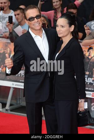 Gladys Portugues und Jean-Claude Van Damme bei der UK Premiere von The Expendables 2, gesponsert von Netflix, im Empire Cinema, Leicester Square, London. Stockfoto