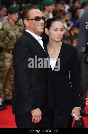 Gladys Portugues und Jean-Claude Van Damme bei der UK Premiere von The Expendables 2, gesponsert von Netflix, im Empire Cinema, Leicester Square, London. Stockfoto