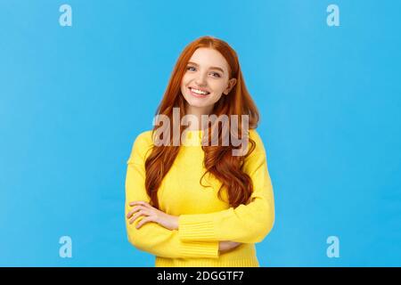 Menschen-, Kommunikations- und Lifestyle-Konzept. Waist-up Schuss fröhlich ausgehenden Rotschopf hübsche Frau mit lockigen Haaren, gelb schwitzen Stockfoto