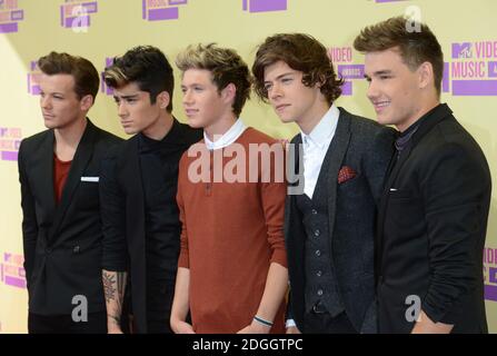 Louis Tomlinson, Zayn Malik, Niall Horan, Harry Styles und Liam Payne von One Direction kommen bei den MTV Video Music Awards im Staples Center, Los Angeles an. Stockfoto