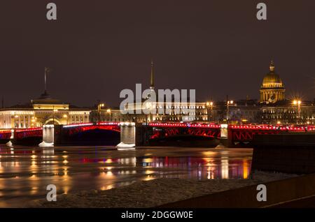 Festliche Beleuchtung der Palastbrücke in Rot zu Ehren des chinesischen Neujahrs (Sankt Petersburg, Russland) Stockfoto