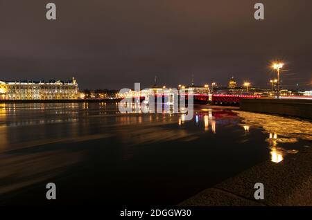 Nachtlandschaft mit Sehenswürdigkeiten und die Palastbrücke mit roter Beleuchtung zu Ehren des chinesischen Neujahrs (Sankt Petersburg, Russland) Stockfoto