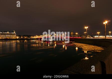 Nachtlandschaft mit der Palastbrücke mit roter Beleuchtung zu Ehren des chinesischen Neujahrs (Sankt Petersburg, Russland) Stockfoto