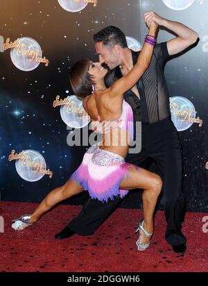 Flavia Cacace und Vincent Simone beim Start von Strictly Come Dancing 2012, BBC TV Centre, London. Stockfoto