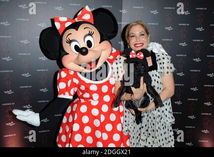 Brix Smith Start und Minnie Mouse bei der „Inspired by Minnie Mouse“-Kollektion, bei der Designer eine Reihe von „Minnie Must Haves“ entworfen haben, um die Kollektion für Disney zu Formen. Die Entwürfe sollen für wohltätige Zwecke versteigert werden. Teil der London Fashion Week SS13, London. Stockfoto