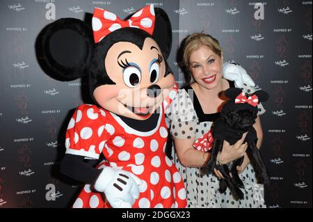 Brix Smith Start und Minnie Mouse bei der „Inspired by Minnie Mouse“-Kollektion, bei der Designer eine Reihe von „Minnie Must Haves“ entworfen haben, um die Kollektion für Disney zu Formen. Die Entwürfe sollen für wohltätige Zwecke versteigert werden. Teil der London Fashion Week SS13, London. Stockfoto