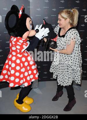 Brix Smith Start und Minnie Mouse bei der „Inspired by Minnie Mouse“-Kollektion, bei der Designer eine Reihe von „Minnie Must Haves“ entworfen haben, um die Kollektion für Disney zu Formen. Die Entwürfe sollen für wohltätige Zwecke versteigert werden. Teil der London Fashion Week SS13, London. Stockfoto