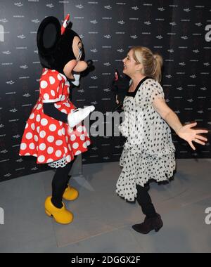 Brix Smith Start und Minnie Mouse bei der „Inspired by Minnie Mouse“-Kollektion, bei der Designer eine Reihe von „Minnie Must Haves“ entworfen haben, um die Kollektion für Disney zu Formen. Die Entwürfe sollen für wohltätige Zwecke versteigert werden. Teil der London Fashion Week SS13, London. Stockfoto