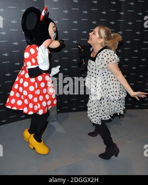 Brix Smith Start und Minnie Mouse bei der „Inspired by Minnie Mouse“-Kollektion, bei der Designer eine Reihe von „Minnie Must Haves“ entworfen haben, um die Kollektion für Disney zu Formen. Die Entwürfe sollen für wohltätige Zwecke versteigert werden. Teil der London Fashion Week SS13, London. Stockfoto