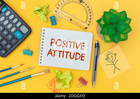 Positive Einstellung. Inspirierende Zitate zu Notizbüchern und Büromaterial Stockfoto