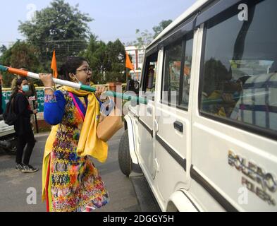 Agartala. Tripura, Indien. Dezember 2020. Ein Kongressunterstützer versucht, ein Auto mit einem Bambus zu stoppen, um den Streik der indischen Bauern zu unterstützen. Kredit: Majority World CIC/Alamy Live Nachrichten Stockfoto