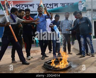 Agartala. Tripura, Indien. Dezember 2020. Ckongress-Unterstützer verbrennen Reifen zur Unterstützung des gesamten indischen Bauernstreiks. Kredit: Majority World CIC/Alamy Live Nachrichten Stockfoto