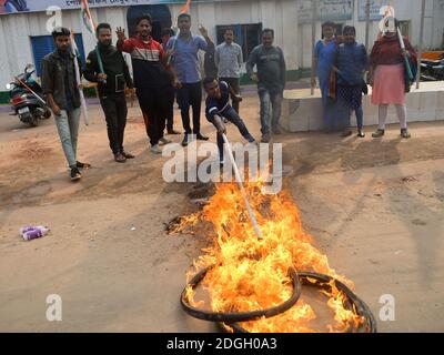 Agartala. Tripura, Indien. Dezember 2020. Ckongress-Unterstützer verbrennen Reifen zur Unterstützung des gesamten indischen Bauernstreiks. Kredit: Majority World CIC/Alamy Live Nachrichten Stockfoto