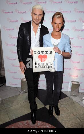 Rylan Clark und Harry Derbidge bei der Ankunft bei den Stonewall Awards 2012 im Victoria and Albert Museum, London. Stockfoto