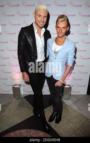 Rylan Clark und Harry Derbidge bei der Ankunft bei den Stonewall Awards 2012 im Victoria and Albert Museum, London. Stockfoto