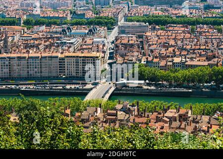 Lyon Panorama erhöhte Aussicht an sonnigen Tag. Luftpanorama von Lyon mit der Skyline. Draufsicht auf das Stadtbild von Lyon mit Pont M Stockfoto