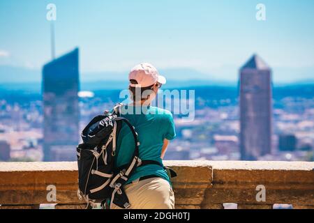 Frau, die während des französischen Tages einen tollen Blick auf die Stadt Lyon mit Wolkenkratzern hat Stockfoto