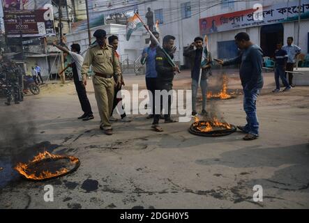 Agartala. Tripura, Indien. Dezember 2020. Ckongress-Unterstützer verbrennen Reifen zur Unterstützung des gesamten indischen Bauernstreiks. Kredit: Majority World CIC/Alamy Live Nachrichten Stockfoto