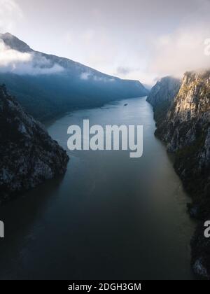 Landschaftlich reizvolle herbstliche Luftlandschaft über der Donau, Schlucht, an der Grenze zwischen Rumänien und Serbien. Stockfoto