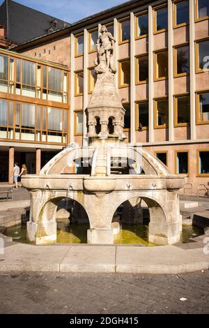 Siegried-Brunnen auf dem Hauptmarktplatz von Worms, Deutschland neben der Dreifaltigkeitskirche, die eine der Hauptfiguren aus den Nibelungen darstellt Stockfoto