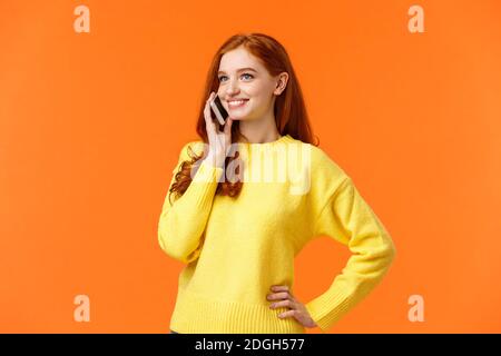 Waist-up Porträt ziemlich rothaarige Frau anrufen Freund, mit Gespräch, bestätigen Online-Bestellung beim Einkaufen für Urlaub, s Stockfoto