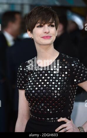 Anne Hathaway bei der Ankunft bei den EE British Academy Film Awards 2013 im Royal Opera House, London. Stockfoto