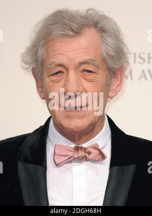 Sir Ian McKellen Backstage bei den EE British Academy Film Awards 2013, The Royal Opera House, London. Stockfoto