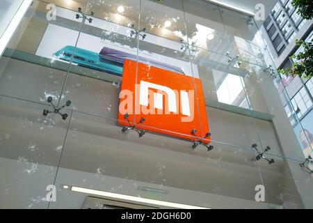 Auf diesem unlokierten und undatierten Foto ist die Fassade eines Gebäudes der Xiaomi Corporation zu sehen, die ein chinesisches multinationales Elektronikunternehmen gegründet hat Stockfoto