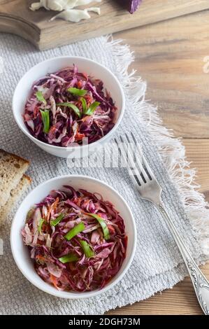 Coleslaw Salat mit frischem Kohl und grünen Zwiebeln. Stockfoto