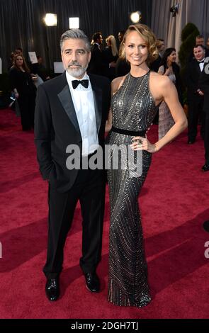 George Clooney und Stacy Keibler kommen zu den 85. Academy Awards im Dolby Theater, Los Angeles. Stockfoto