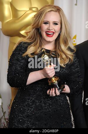 Adele mit dem Oscar für Achievement in Music (Original Song) für Skyfall bei den 85. Academy Awards im Dolby Theater, Los Angeles. Stockfoto