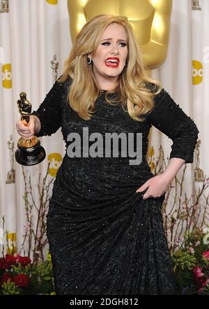Adele mit dem Oscar für Achievement in Music (Original Song) für Skyfall bei den 85. Academy Awards im Dolby Theater, Los Angeles. Stockfoto